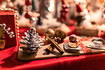 Auf dem Bild ist weihnachtliche Dekoration an einem Weihnachtsmarktstand zu sehen.